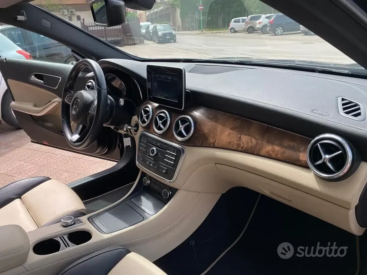 Usado Mercedes CLA220 177 CV (130 kW) 2015 Negro Berlina