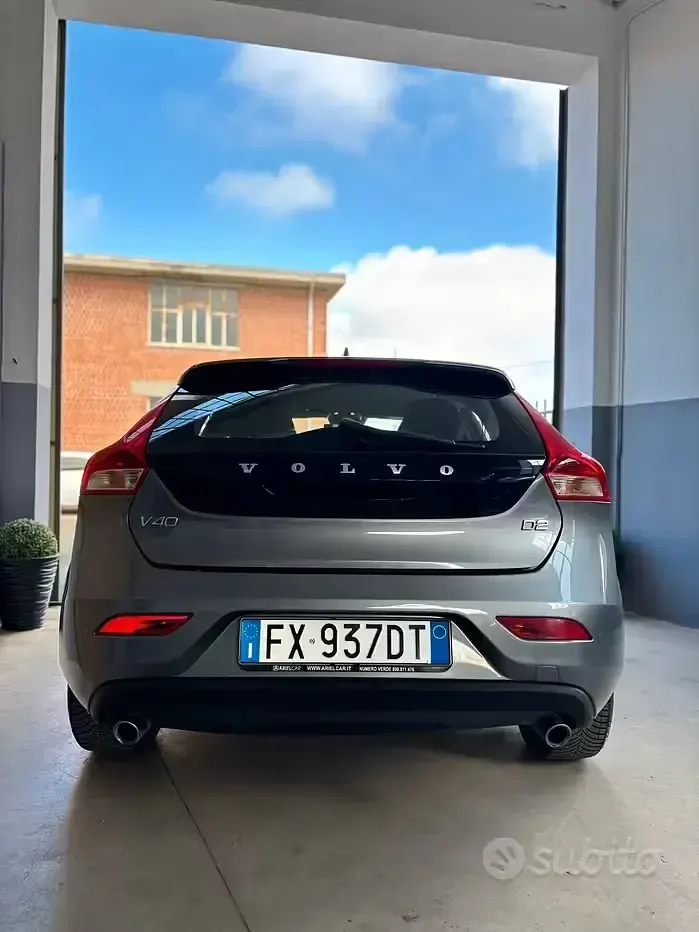 Second-hand Volvo V40 R-Design 120 CP (88 kW) 2019 Gri Berlinǎ