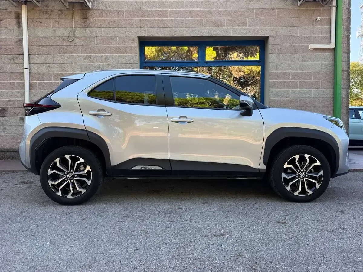 Usata Toyota Yaris Cross 92 CV (67 kW) 2022 Argento SUV