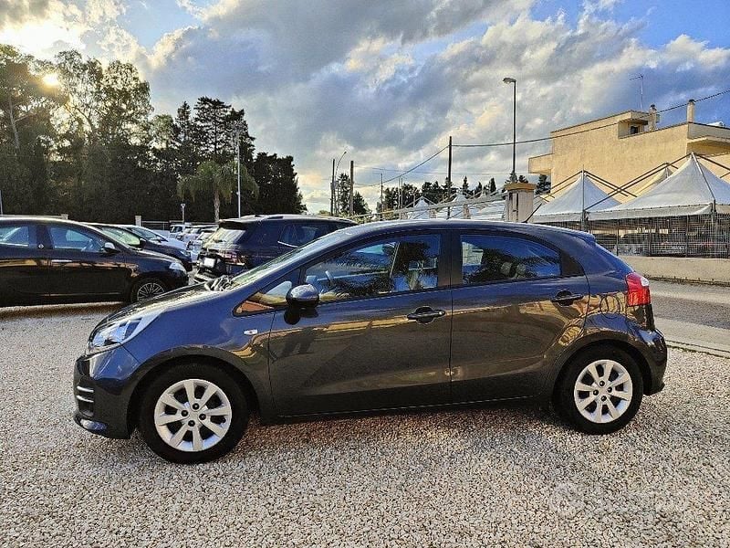 Usata Kia Rio 85 CV (62 kW) 2016 Grigio scuro Berlina