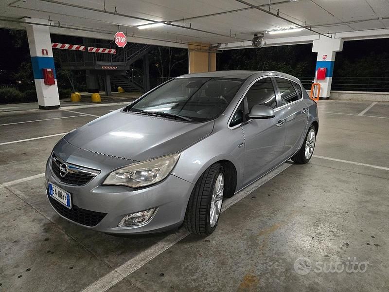 Usata Opel Astra Cosmo 110 CV (80 kW) 2010 Grigio Berlina