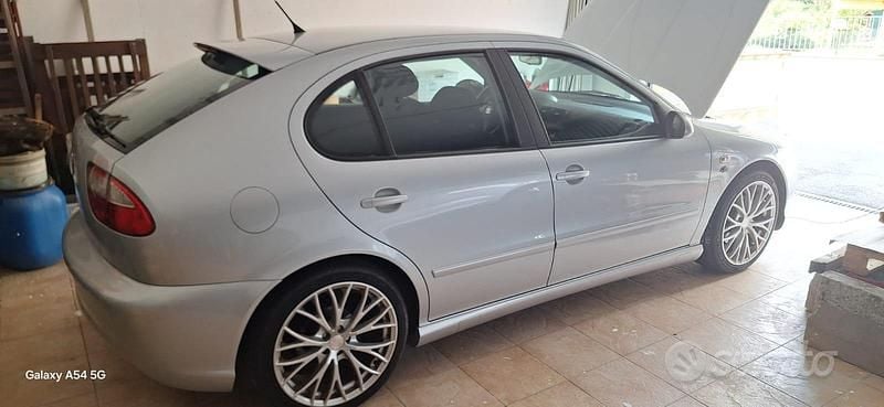 Occasion Seat Leon 90 ch (66 kW) 2005 Gris Citadine