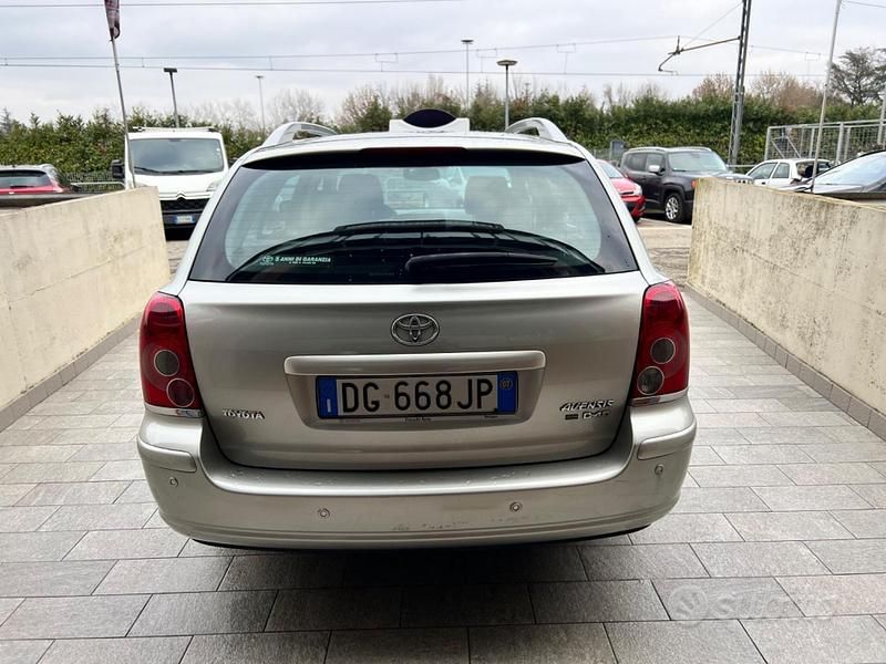 Usata Toyota Avensis 126 CV (92 kW) 2007 Grigio Station wagon