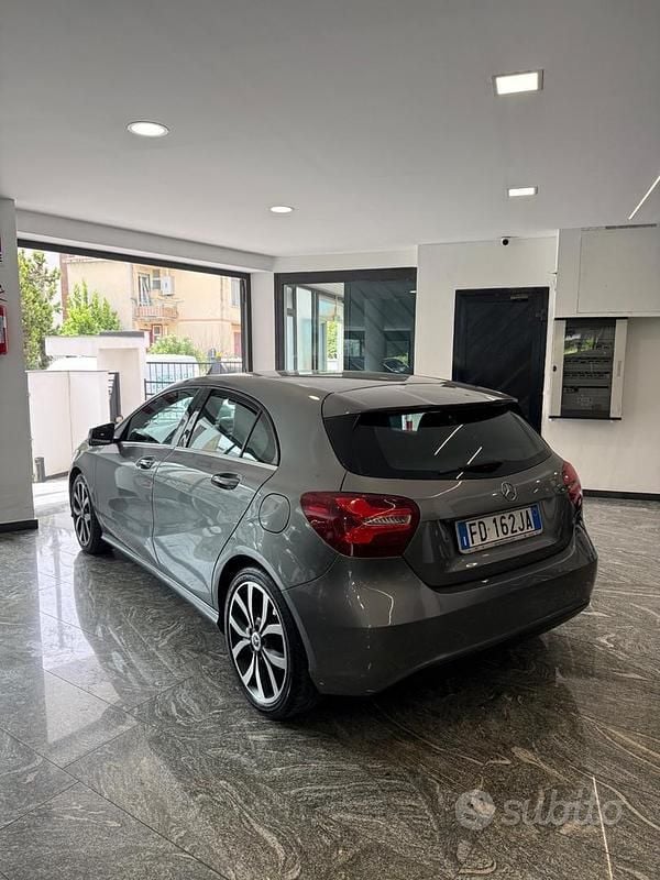 Usata Mercedes A180 116 CV (85 kW) 2016 Grigio Berlina