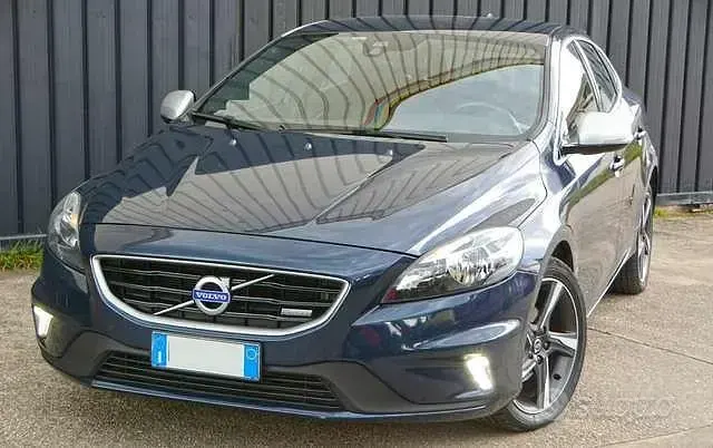 Usata Volvo V40 R-Design Momentum 115 CV (84 kW) 2015 Blu/azzurro Berlina
