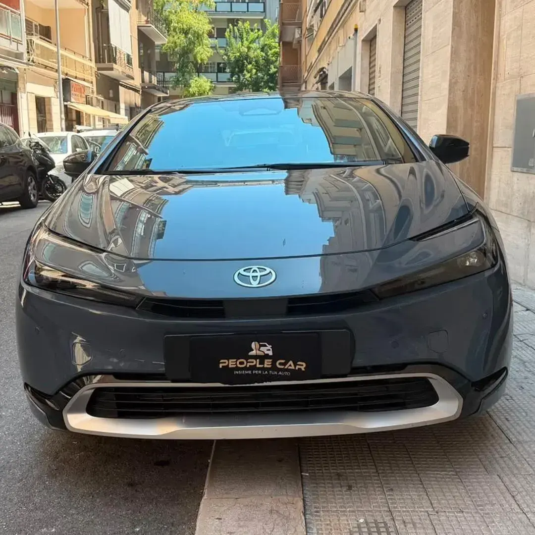 Usata Toyota Prius Lounge 150 CV (110 kW) 2023 Grigio Utilitaria