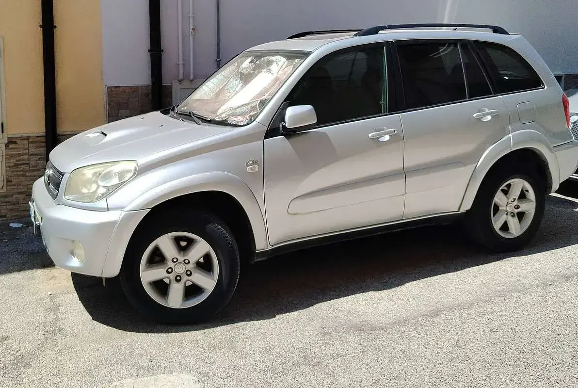 Usata Toyota RAV4 116 CV (85 kW) 2005 Argento SUV