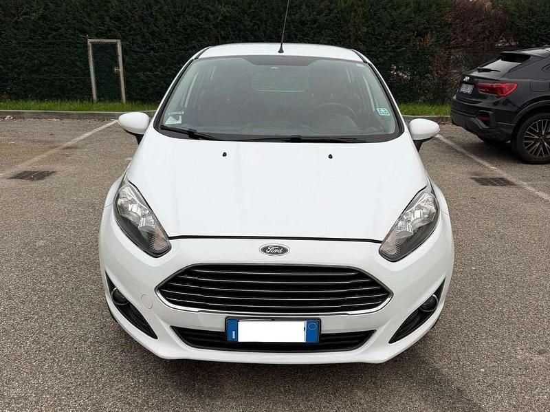 Bianco Usata 2014 Ford Fiesta Tre volumi | 5500 € (Buon prezzo) - Immagine 1/4