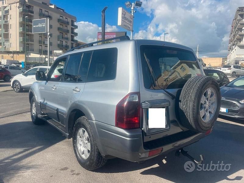 Usata Mitsubishi Pajero Intense 160 CV (117 kW) 2005 Grigio SUV