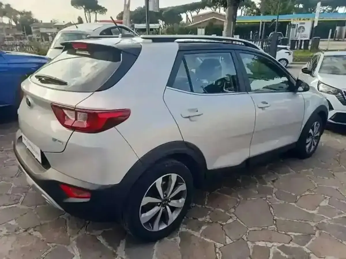 Usata Kia Stonic Style 82 CV (60 kW) 2021 Argento SUV