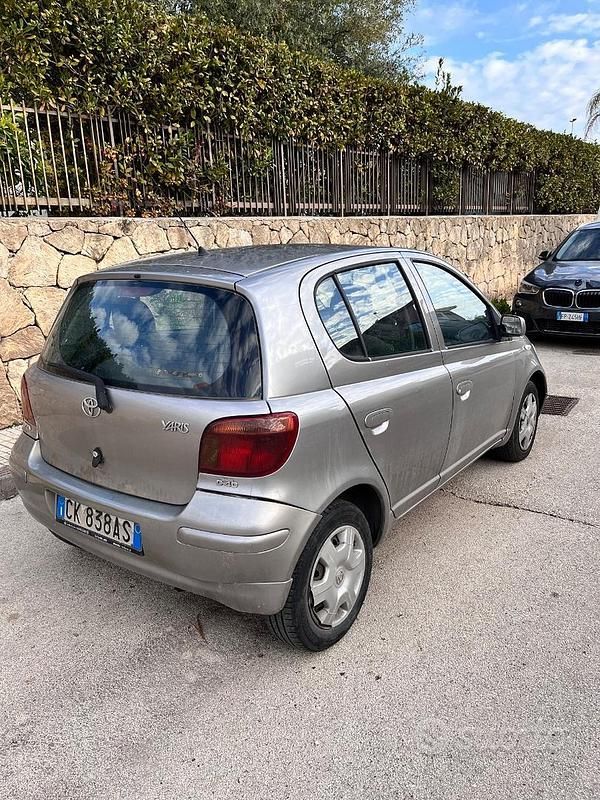 Usata Toyota Yaris 75 CV (55 kW) 2004 Grigio Berlina