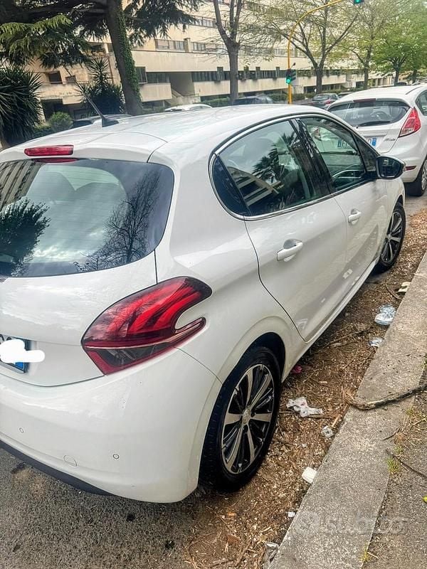 Gebraucht Peugeot 208 Allure 82 PS (60 kW) 2017 Weiß Kleinwagen