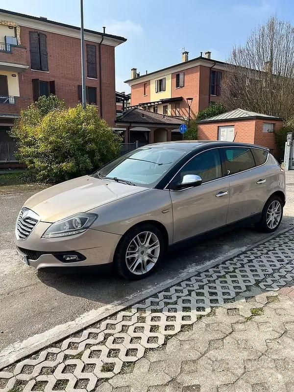 Usado Lancia Delta 120 CV (88 kW) 2009 Gris Utilitario