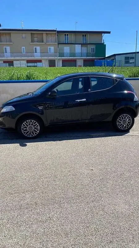 Usata Lancia Ypsilon Silver 80 CV (58 kW) 2014 Nero Utilitaria