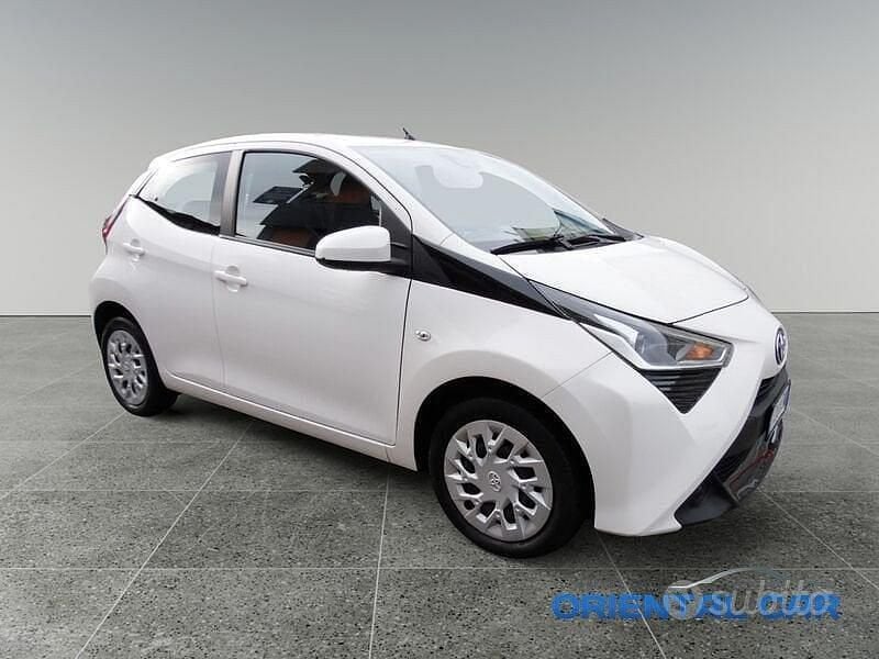 Usata Toyota Aygo X-play 72 CV (52 kW) 2020 Bianco Utilitaria