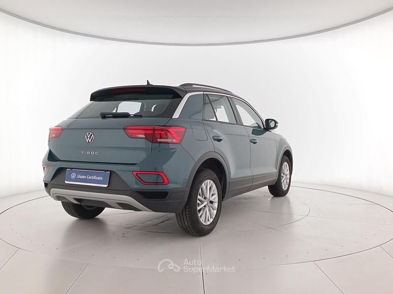 Usata VW T-Roc Life 150 CV (110 kW) 2024 Petroleum blue metallizzato ne SUV