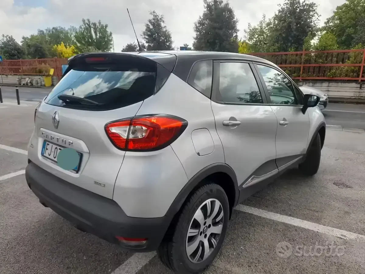 Usado Renault Captur Zen 90 CV (66 kW) 2017 Gris SUV