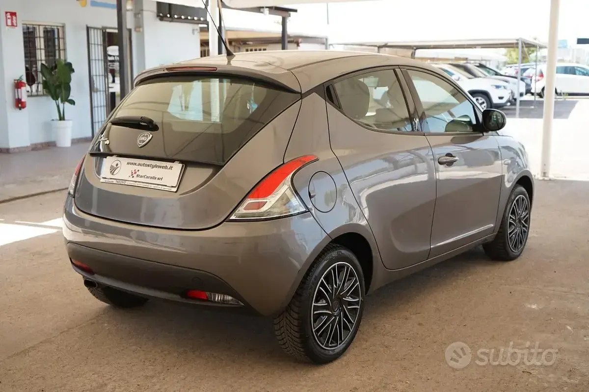 Usata Lancia Ypsilon Gold 69 CV (50 kW) 2015 Marrone Utilitaria