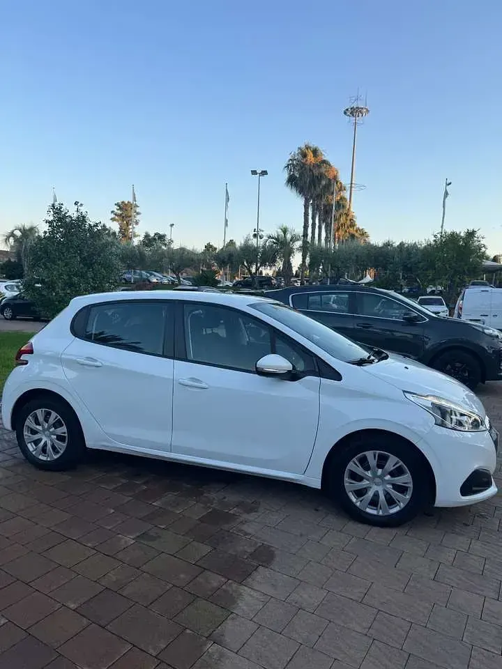Usata Peugeot 208 Active 82 CV (60 kW) 2018 Bianco Utilitaria