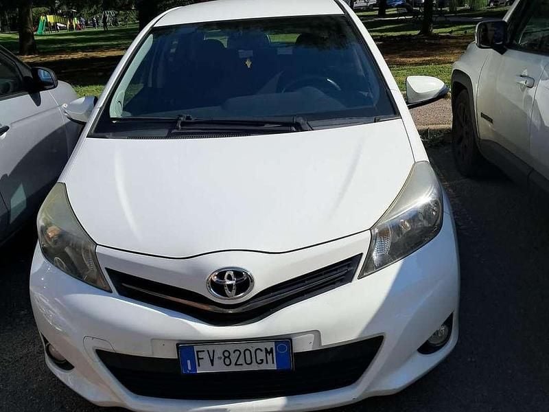 Usata Toyota Yaris Trend 90 CV (66 kW) 2013 Bianco Utilitaria