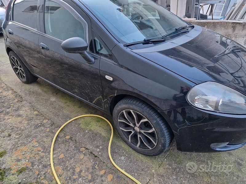 Gebraucht Fiat Grande Punto 75 PS (55 kW) 2010 Schwarz Kleinwagen