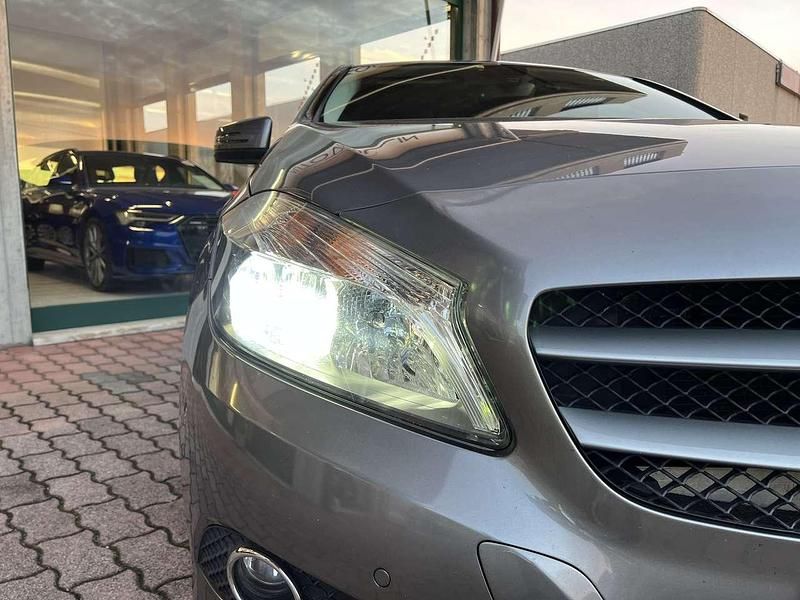 Usata Mercedes A180 109 CV (80 kW) 2015 Grigio grafite Berlina