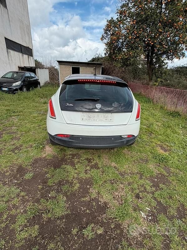 Usata Lancia Delta 120 CV (88 kW) 2014 Utilitaria