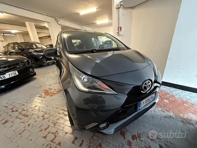 Grigio Usata 2015 Toyota Aygo X-play Due volumi | 8300 € (Buon prezzo) - Immagine 1/4