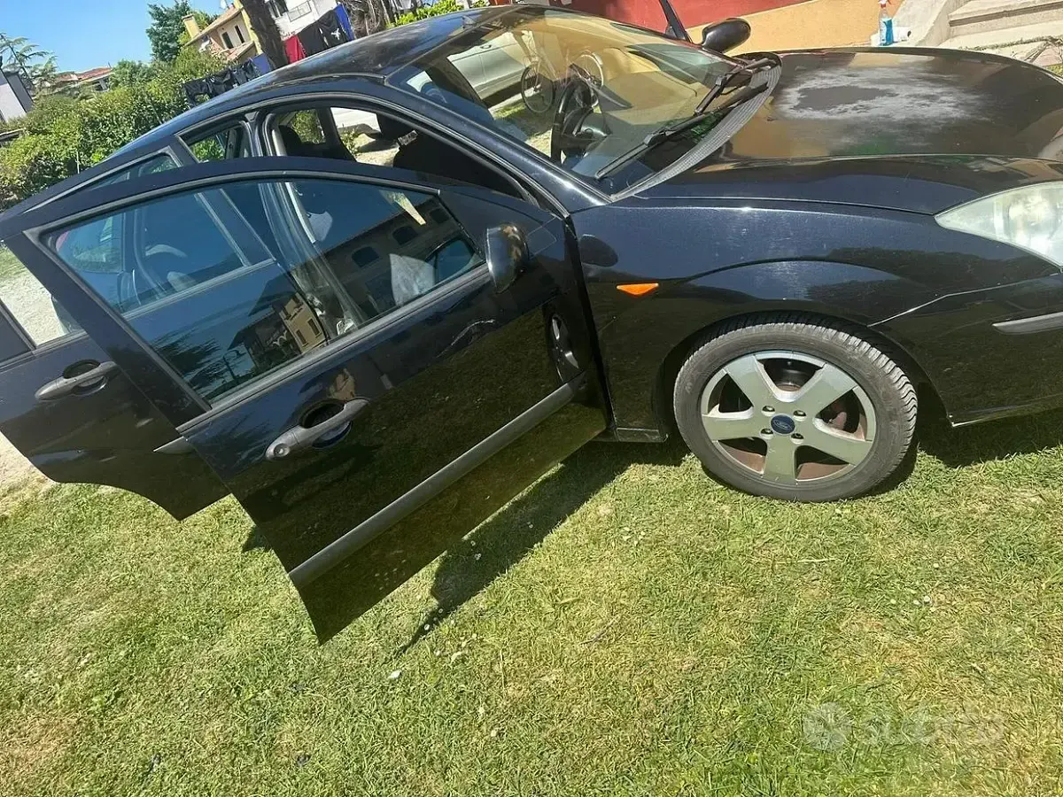 Usata Ford Focus 100 CV (73 kW) 2004 Nero Berlina