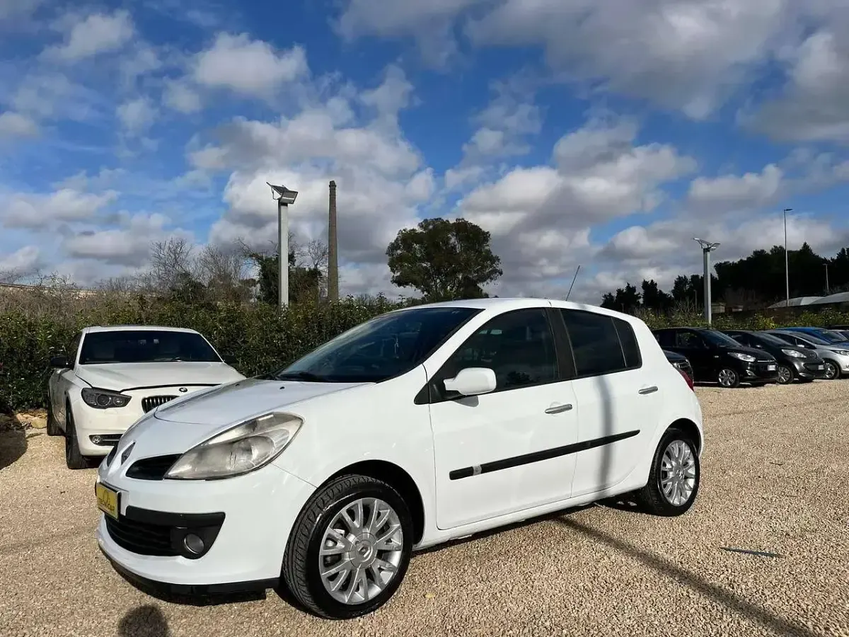 Usata Renault Clio II LE 75 CV (55 kW) 2008 Bianco Berlina
