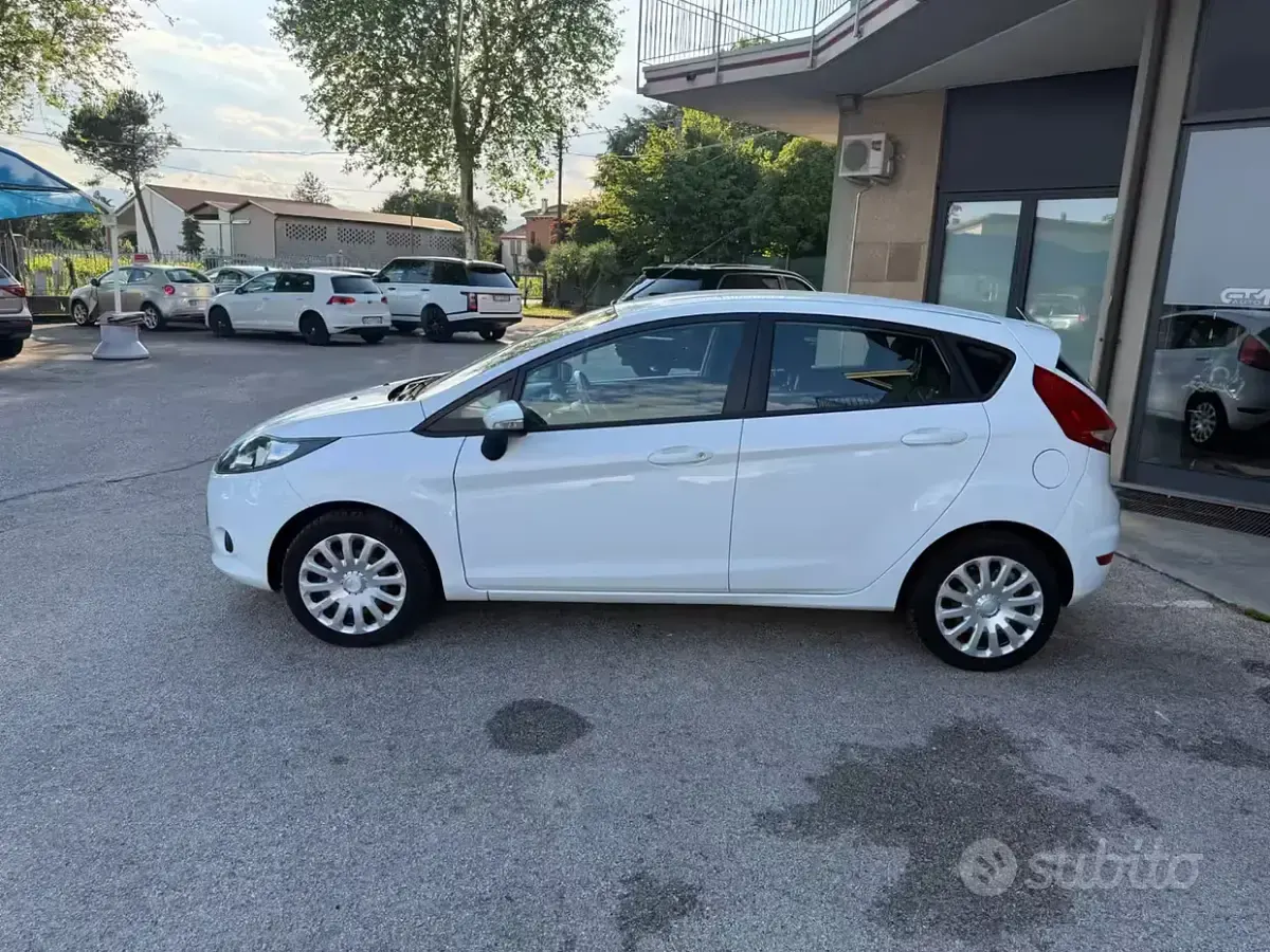 Usata Ford Fiesta 97 CV (71 kW) 2011 Bianco Berlina