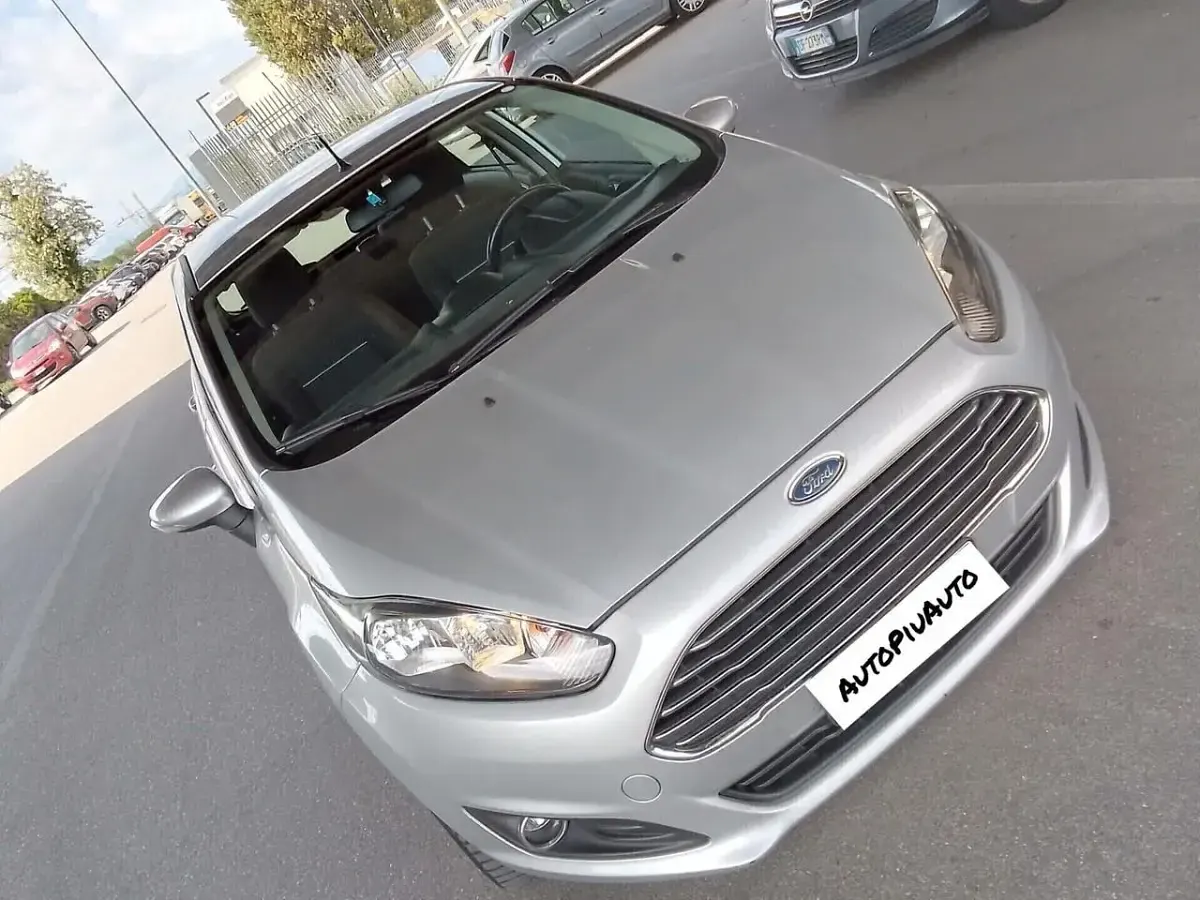 Usado Ford Fiesta Titanium 95 HP (69 kW) 2016 Prateado Citadino