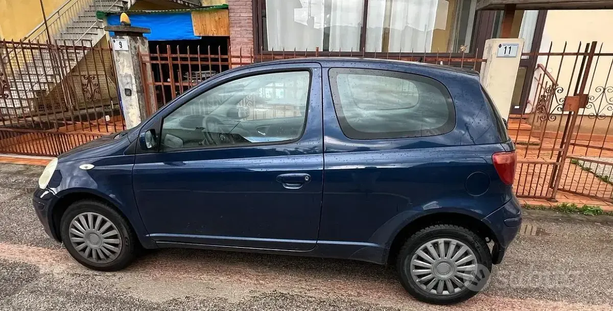 Usado Toyota Yaris 65 CV (47 kW) 2004 Azul Berlina