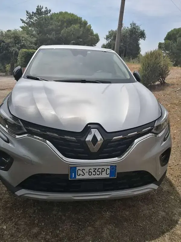 Usata Renault Captur Techno 101 CV (74 kW) 2024 Argento SUV