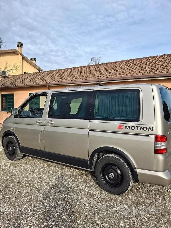 Usata VW Caravelle 174 CV (127 kW) 2008 Grigio Furgone