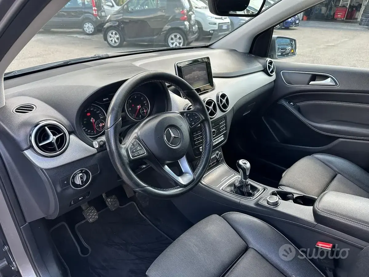 Usata Mercedes B180 Premium 109 CV (80 kW) 2017 Grigio Utilitaria