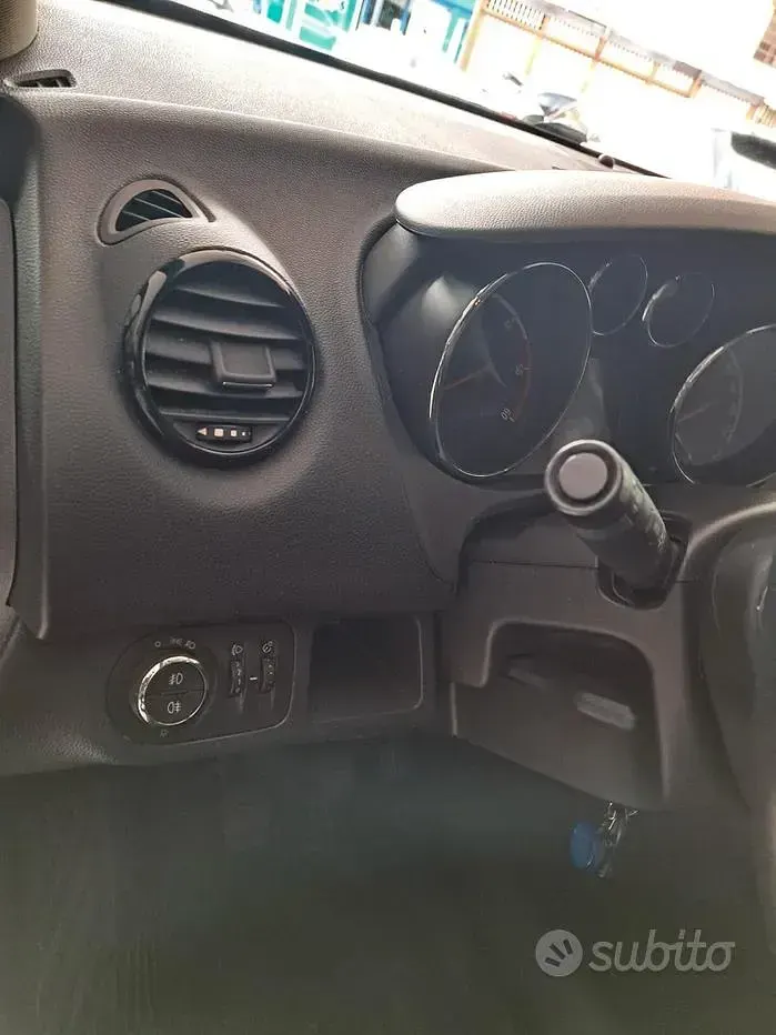 Begagnad Opel Meriva 110 HK (80 kW) 2011 Svart Minibuss
