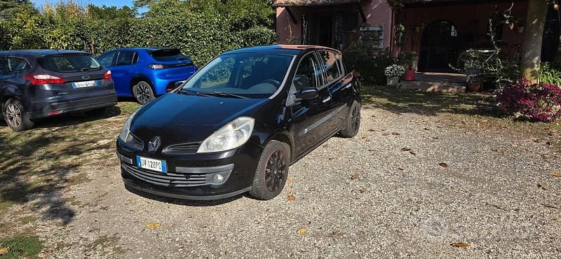 Nero Usata 2009 Renault Clio III Tre volumi | 3000 € (Buon prezzo) - Immagine 1/4