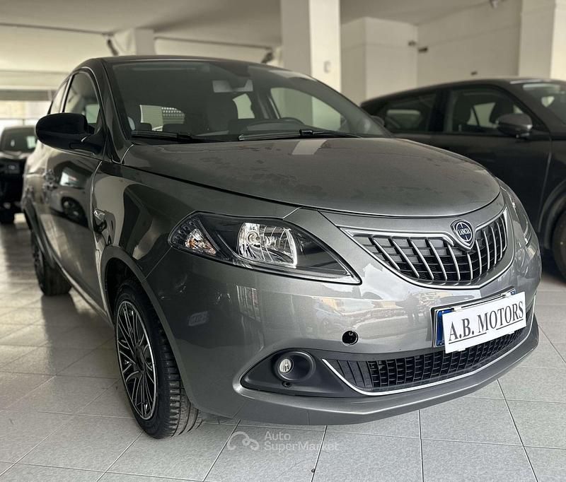Usata Lancia Ypsilon Gold 69 CV (50 kW) 2023 Grigio Utilitaria