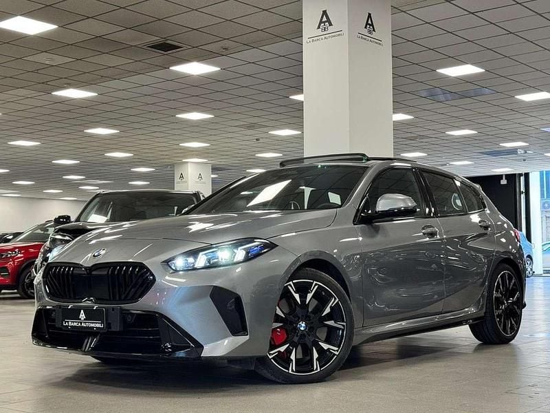 Grigio Usata 2025 BMW 118 M Sport Due volumi | 33.900 € (Buon prezzo) - Immagine 1/4