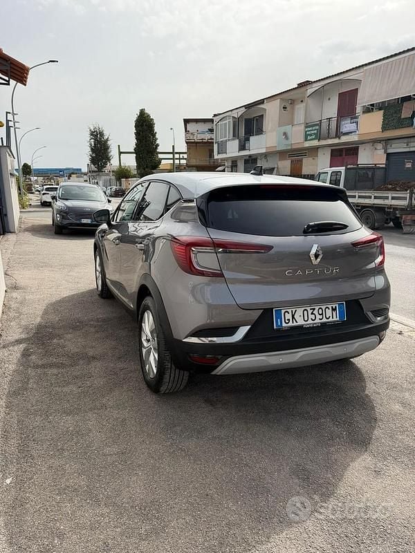Usata Renault Captur Intens 101 CV (74 kW) 2022 Grigio SUV