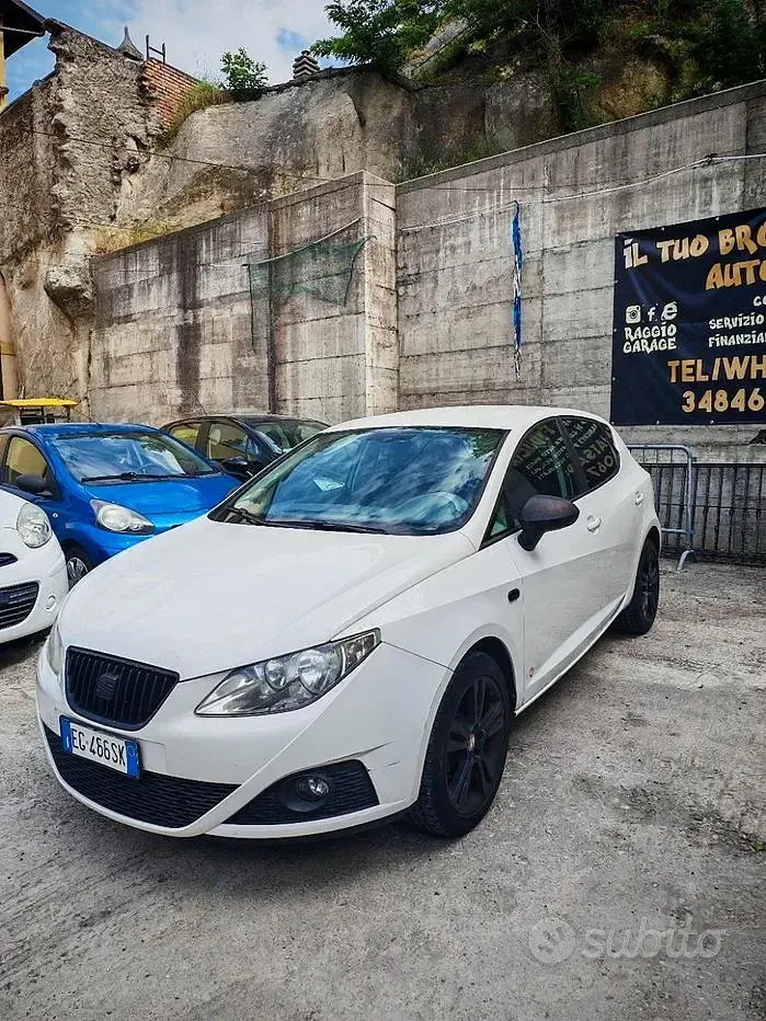 Begagnad Seat Ibiza Style 69 HK (50 kW) 2011 Vit Sedan