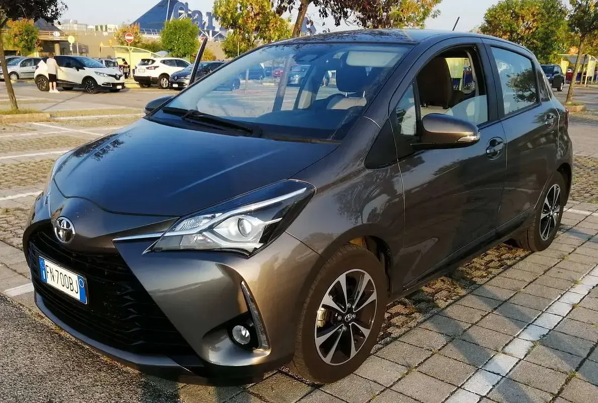Usata Toyota Yaris Active 69 CV (50 kW) 2018 Grigio Berlina