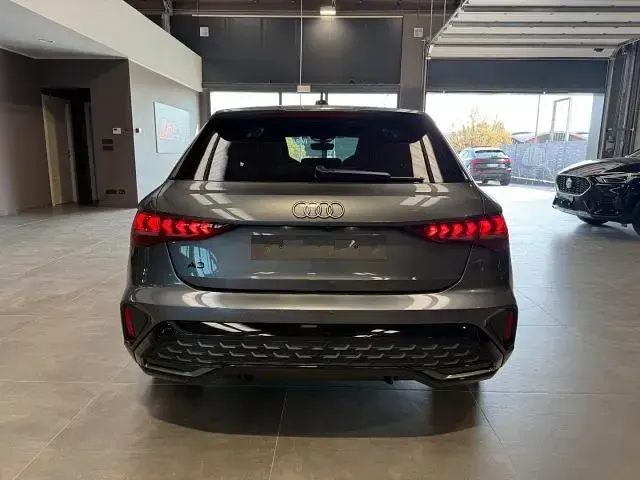 Usata Audi A3 e-tron S-Line 150 CV (110 kW) 2025 Grigio scuro perlato Utilitaria