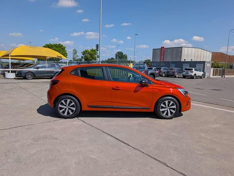 Usata Renault Clio V Equilibre 67 CV (49 kW) 2023 Orange / metallizzato Berlina