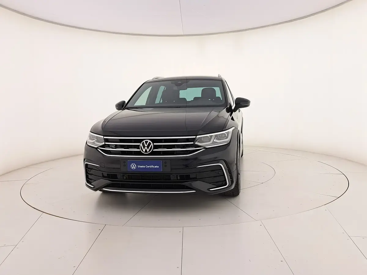 Usata VW Tiguan R-line 150 CV (110 kW) 2022 Deep black perlato SUV