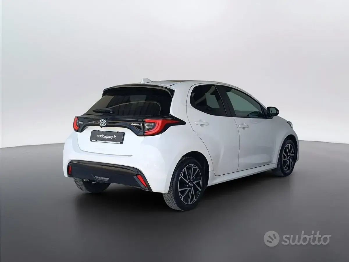 Usata Toyota Yaris Hybrid Lounge 92 CV (67 kW) 2022 Bianco Berlina