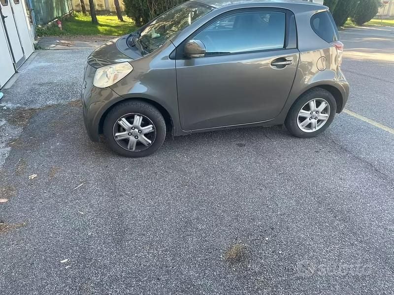 Usata Toyota iQ 98 CV (72 kW) 2011 Marrone Utilitaria
