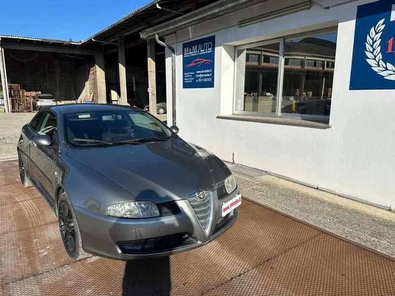 Usata Alfa Romeo GT Progression 140 CV (102 kW) 2005 Grigio scuro Coupé