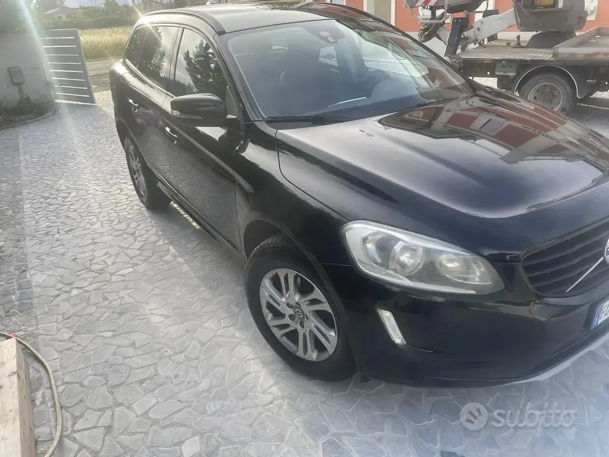 Usado Volvo XC60 150 HP (110 kW) 2016 Preto SUV